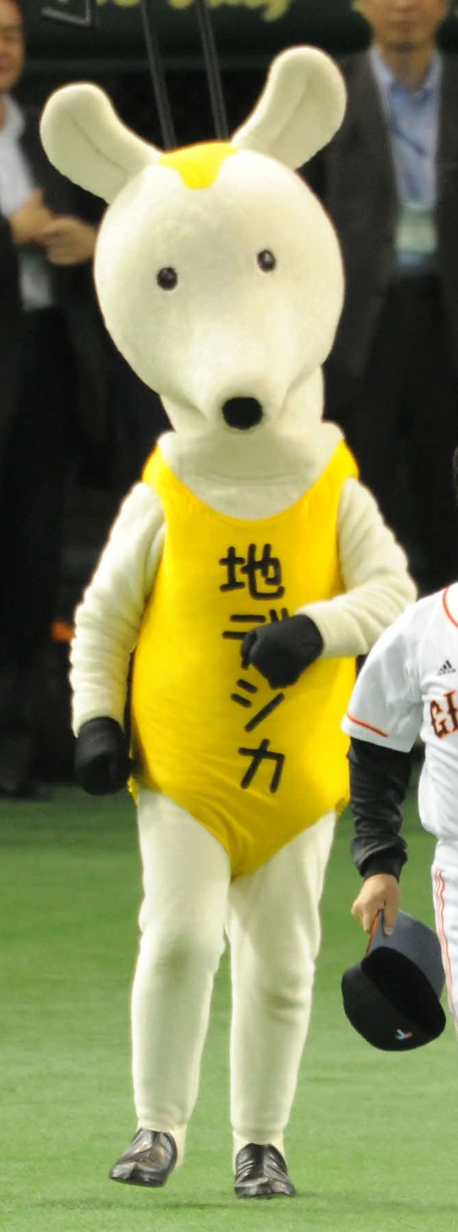 始球式へ登場する地デジカ（2010年8月20日撮影）