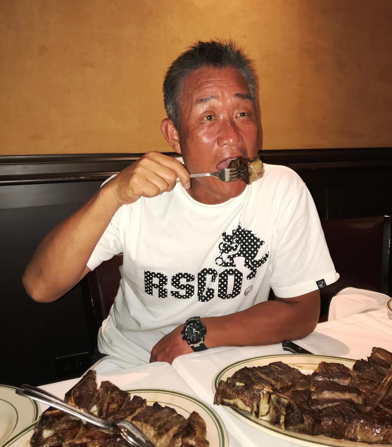優勝旅行で熟成肉のTボーンステーキにかぶりつく西武辻発彦監督（2018年12月16日撮影）