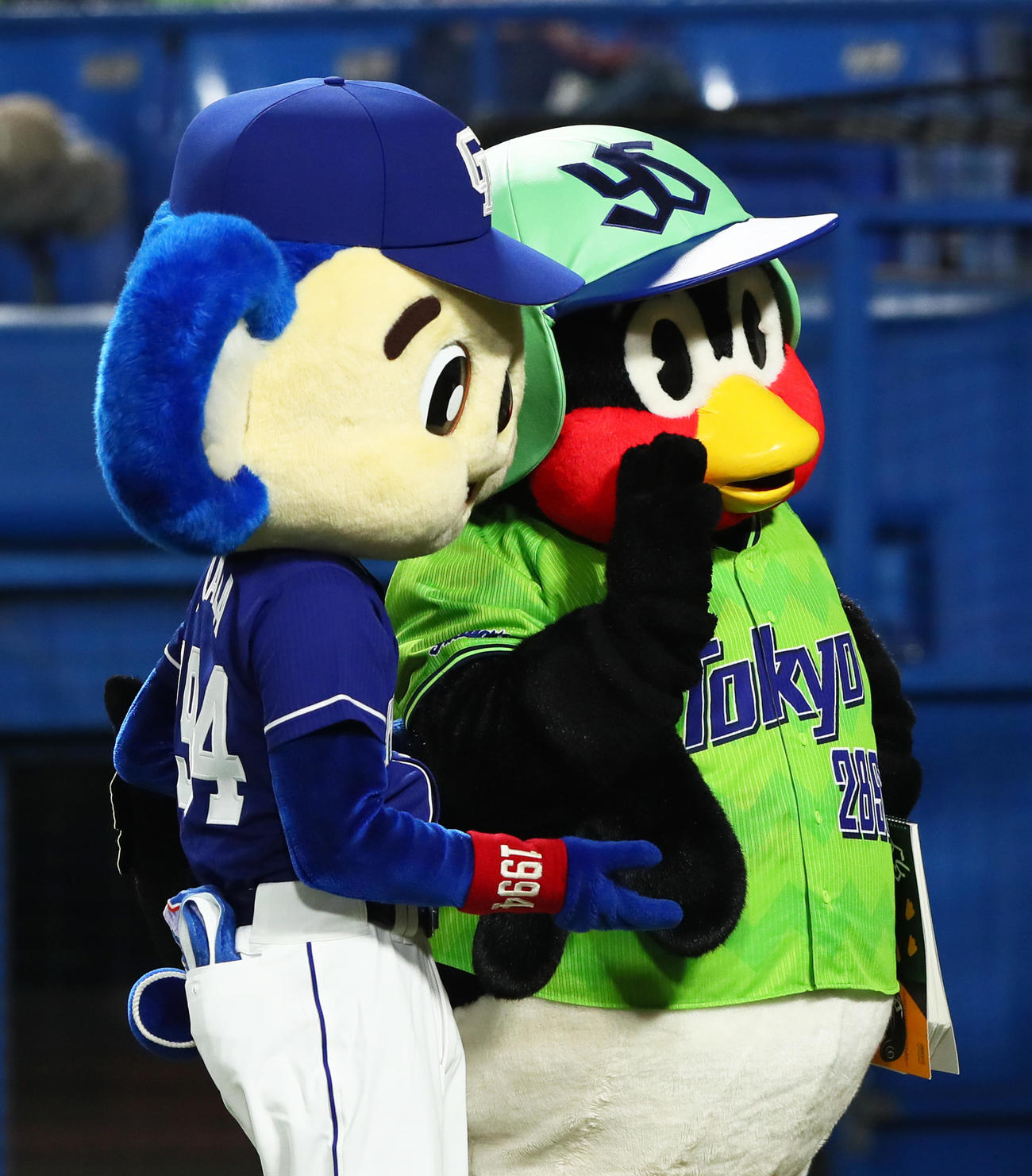 ドアラ（左）とつば九郎（2020年10月25日撮影）
