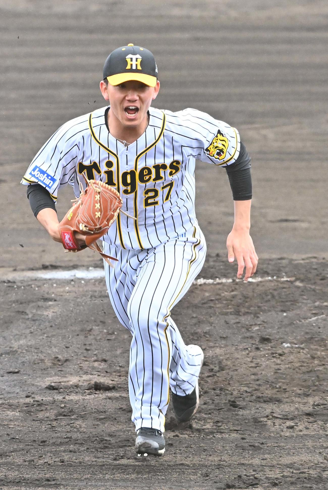 投内連係プレーの練習で声を出しながらマウンドを駆けおりる伊藤将司（撮影・上田博志）
