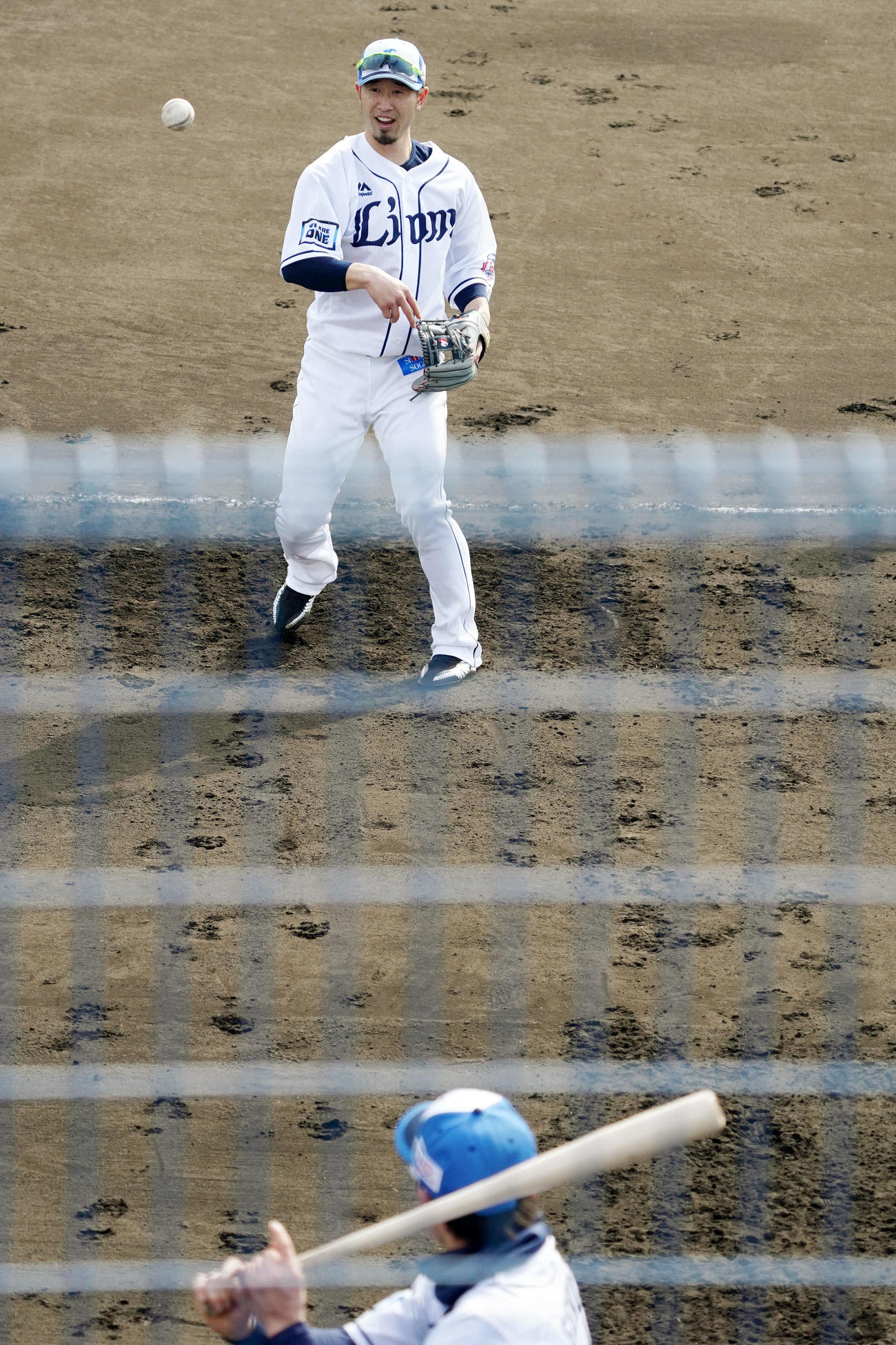 西武源田（手前）とペッパーノックする外崎（撮影・滝沢徹郎）