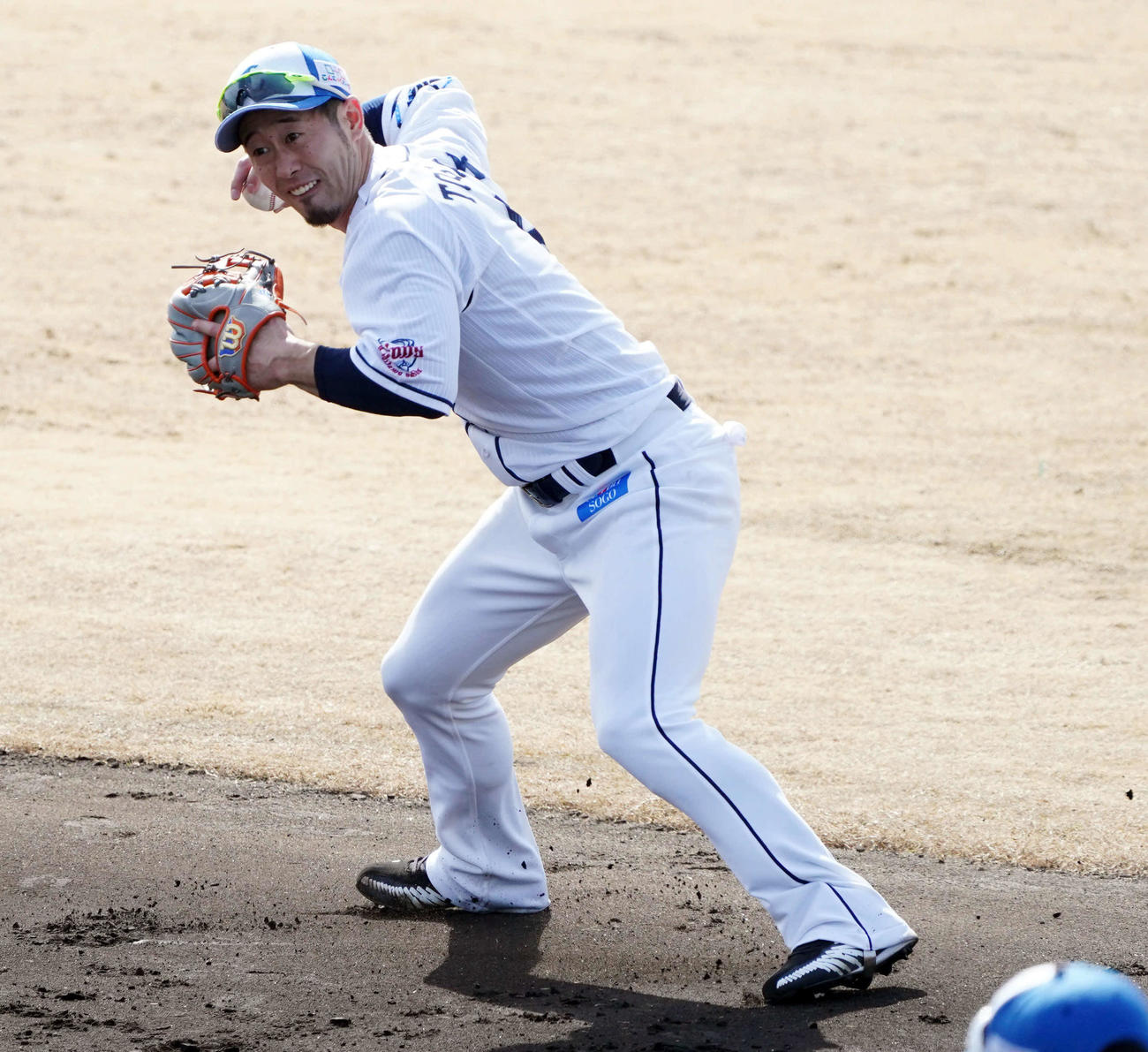 投内連係する西武外崎（撮影・滝沢徹郎）