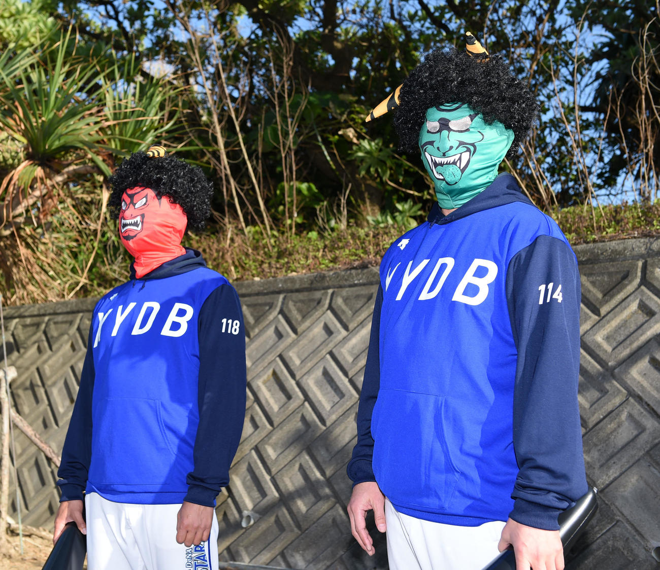 鬼に扮（ふん）した、左からDeNA木塚コーチと川村コーチ（撮影・横山健太）