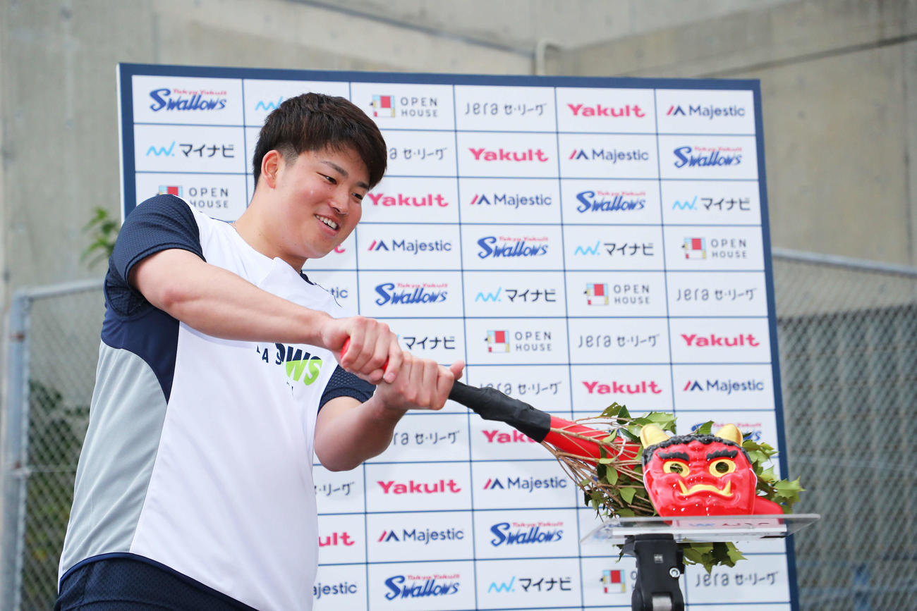 21歳の誕生日を迎えたヤクルト村上は、柊の付いたバットで鬼の面にスイングし厄払いする（撮影・河田真司）