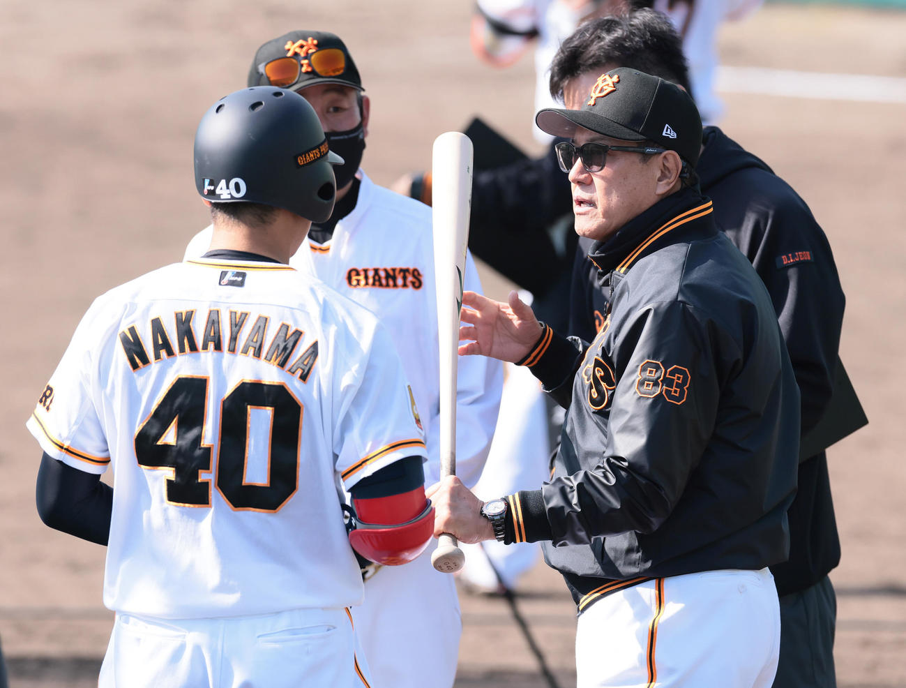 巨人原監督（右）は2軍の練習を視察し中山に声をかける（撮影・足立雅史）