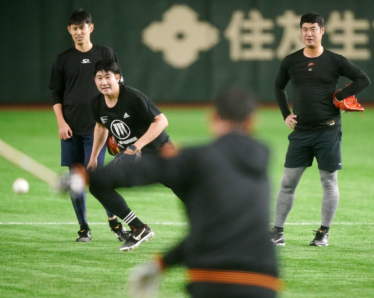 巨人S班キャンプで桑田投手チーフコーチ補佐（手前）のノックを受ける菅野（中央）ら投手陣。左は井納、右は大竹（撮影・江口和貴）