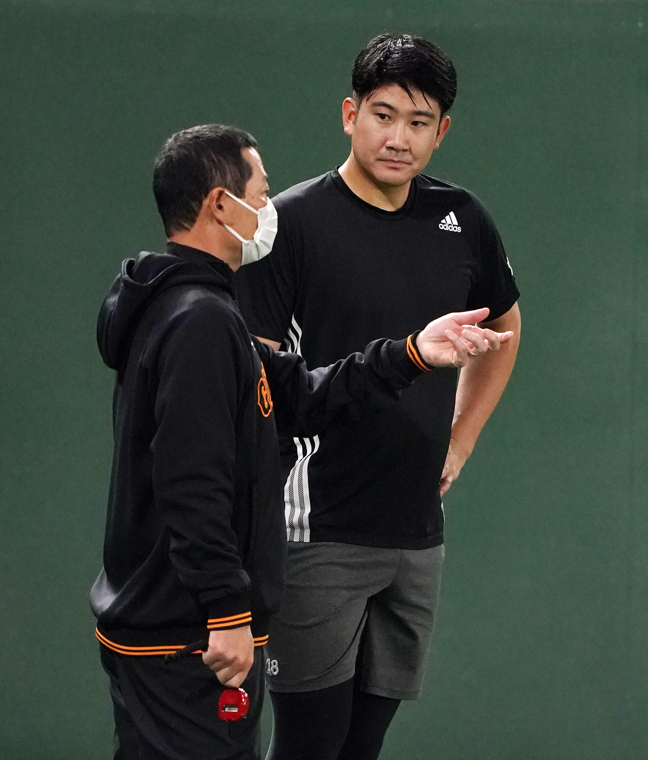 巨人S班キャンプで桑田投手チーフコーチ補佐（左）と話す菅野（撮影・江口和貴）