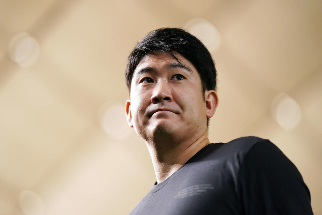巨人S班キャンプ2日目を終え取材に応じる菅野（撮影・江口和貴）