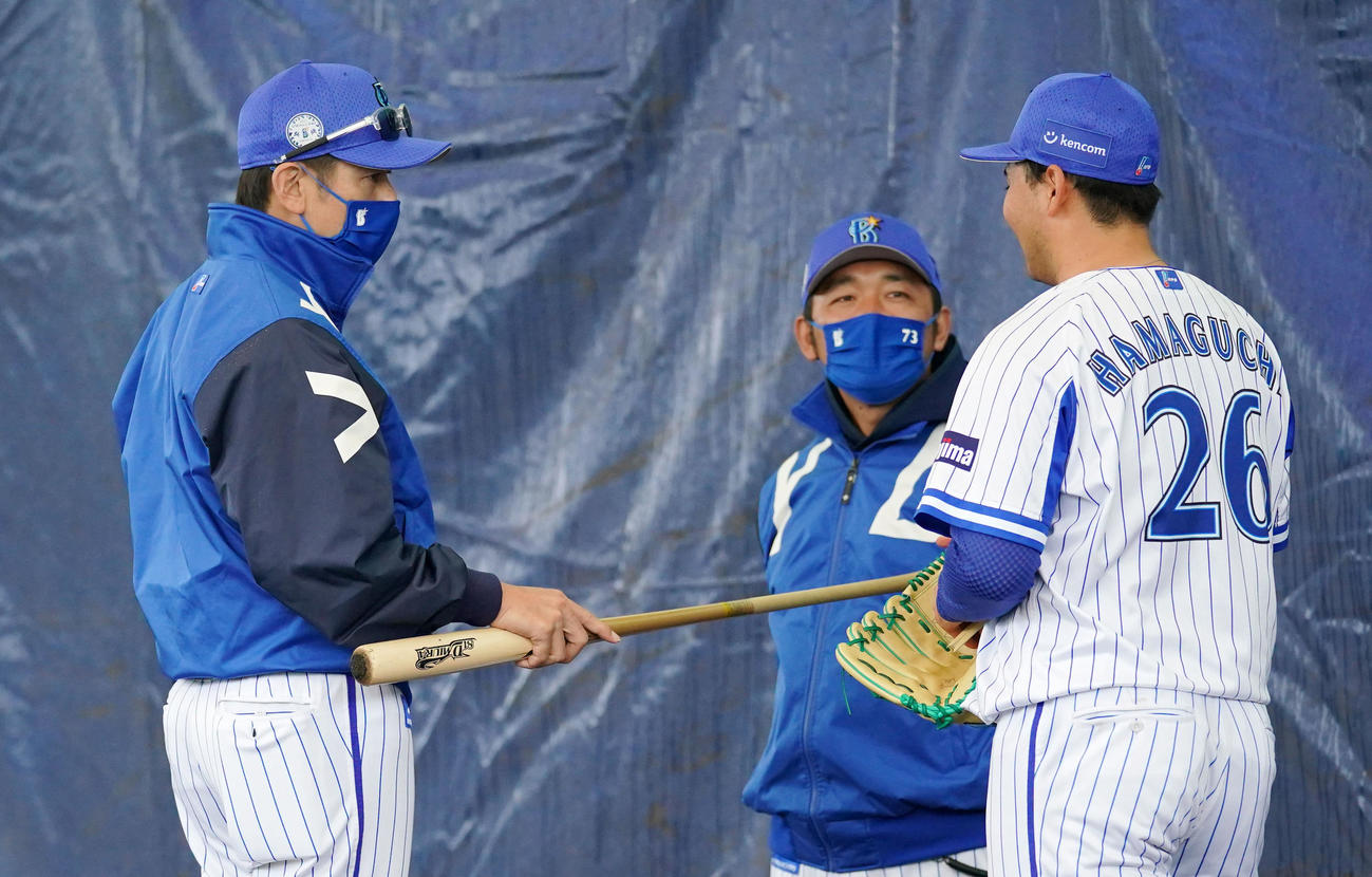ブルペンでの投球練習を終えたDeNA浜口（右）に声をかける三浦監督
