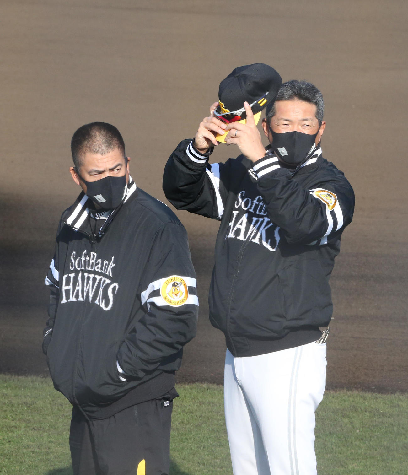 練習前の円陣に向かう左から城島球団会長付特別アドバイザー、小久保ヘッドコーチ（撮影・菊川光一）