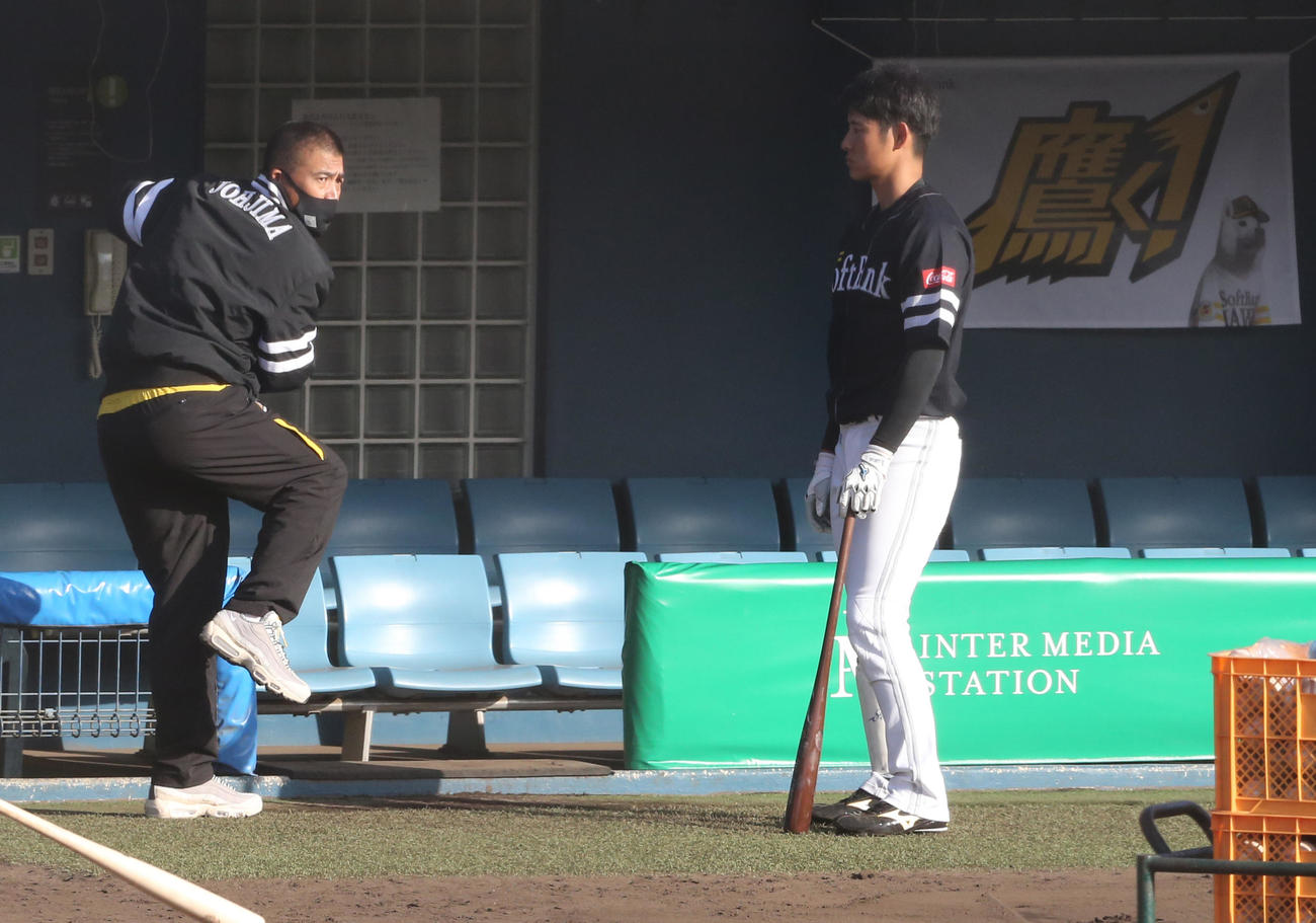 上林に打撃指導する城島球団会長付特別アドバイザー（左）（撮影・菊川光一）