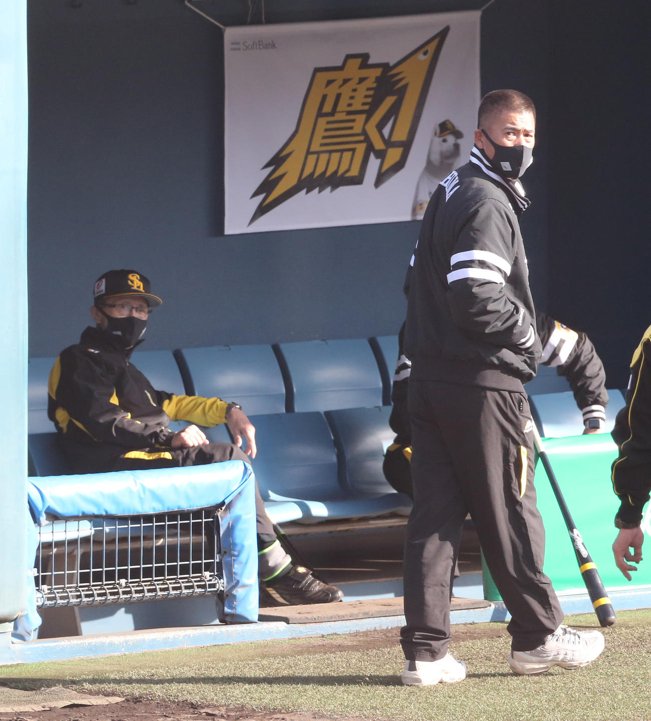 練習を見守るベンチの王球団会長（左）と城島球団会長付特別アドバイザー（撮影・菊川光一）