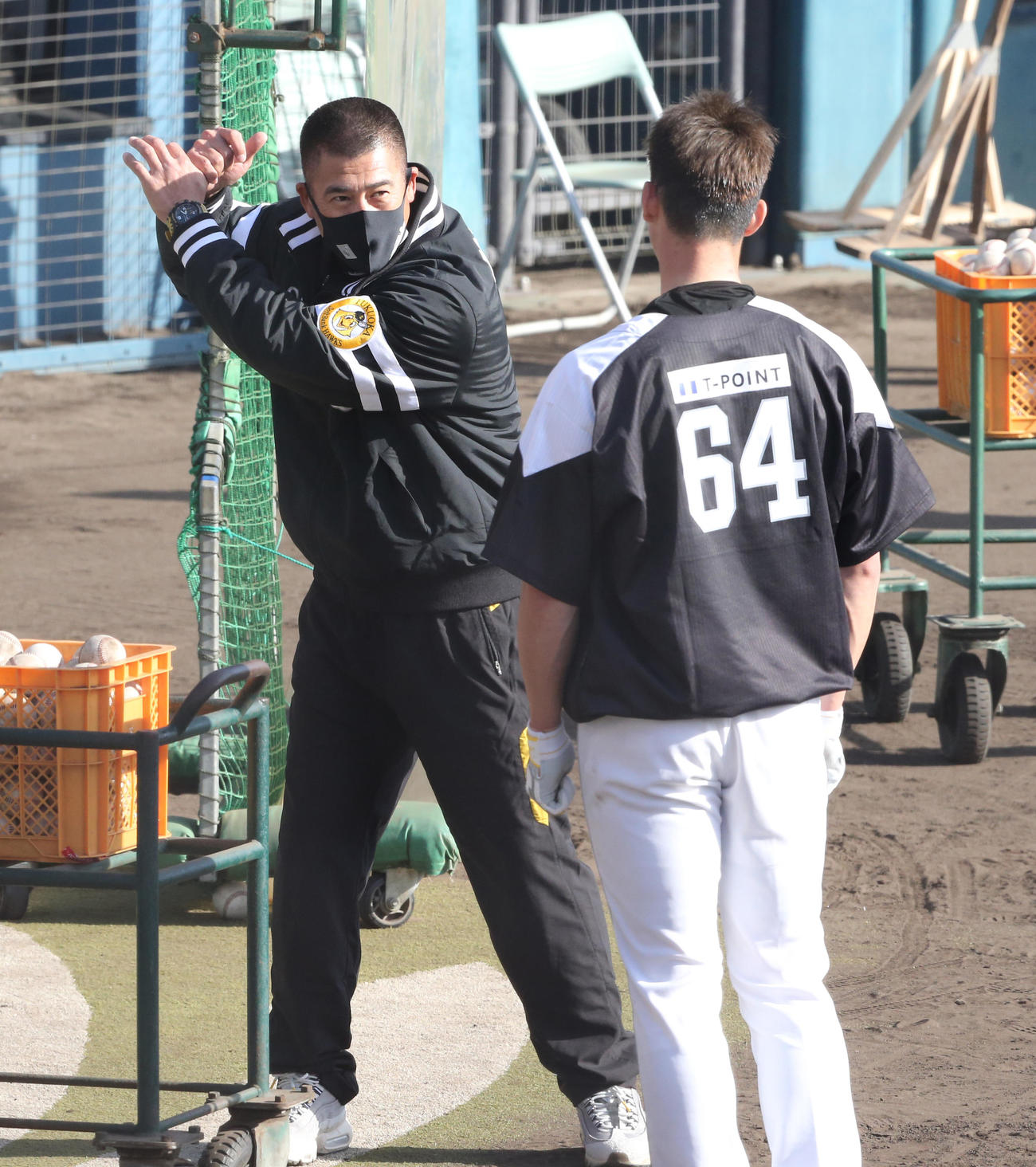 真砂に打撃指導する城島球団会長付特別アドバイザー（左）（撮影・菊川光一）