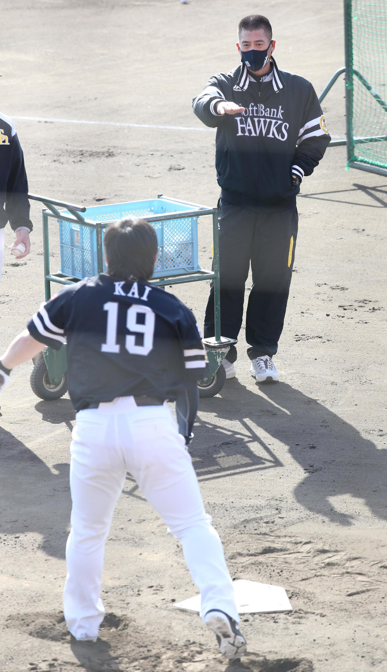 甲斐拓也に打撃指導する城島健司球団会長付特別アドバイザー（右）（撮影・菊川光一）