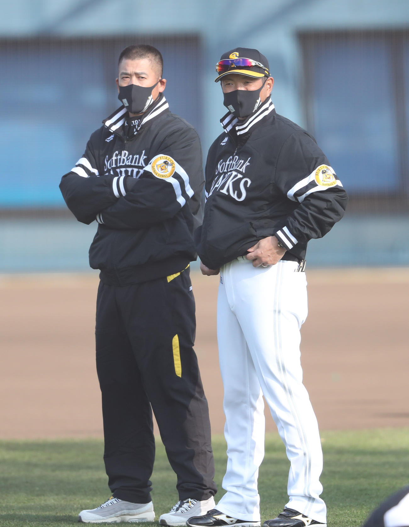 練習前、話をする城島健司アドバイザーと小久保裕紀ヘッドコーチ（撮影・梅根麻紀）