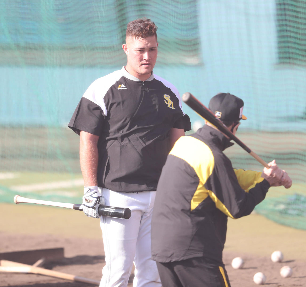 王貞治球団会長から打撃指導を受ける砂川リチャード（撮影・梅根麻紀）