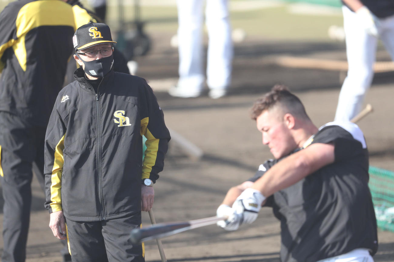 打撃練習を行う砂川リチャードを見守る王貞治球団会長（撮影・梅根麻紀）