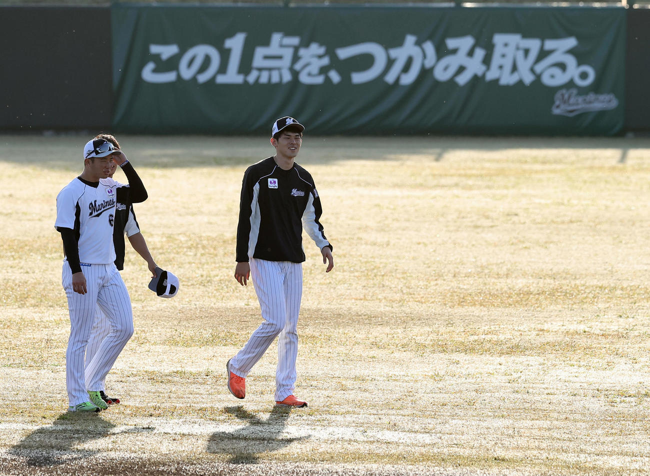 笑顔を見せながらグラウンドに入るロッテ佐々木朗（右）と横山（撮影・垰建太）