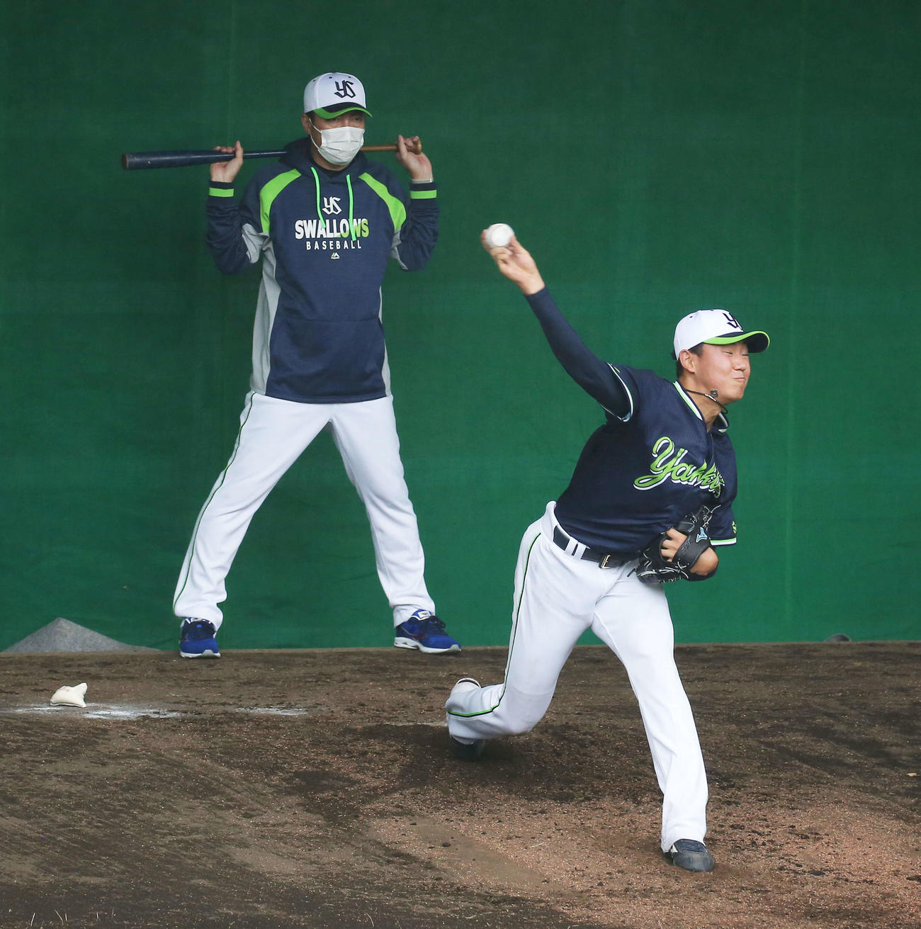 高津監督（左）の前でブルペン投球するヤクルト奥川（撮影・河田真司）