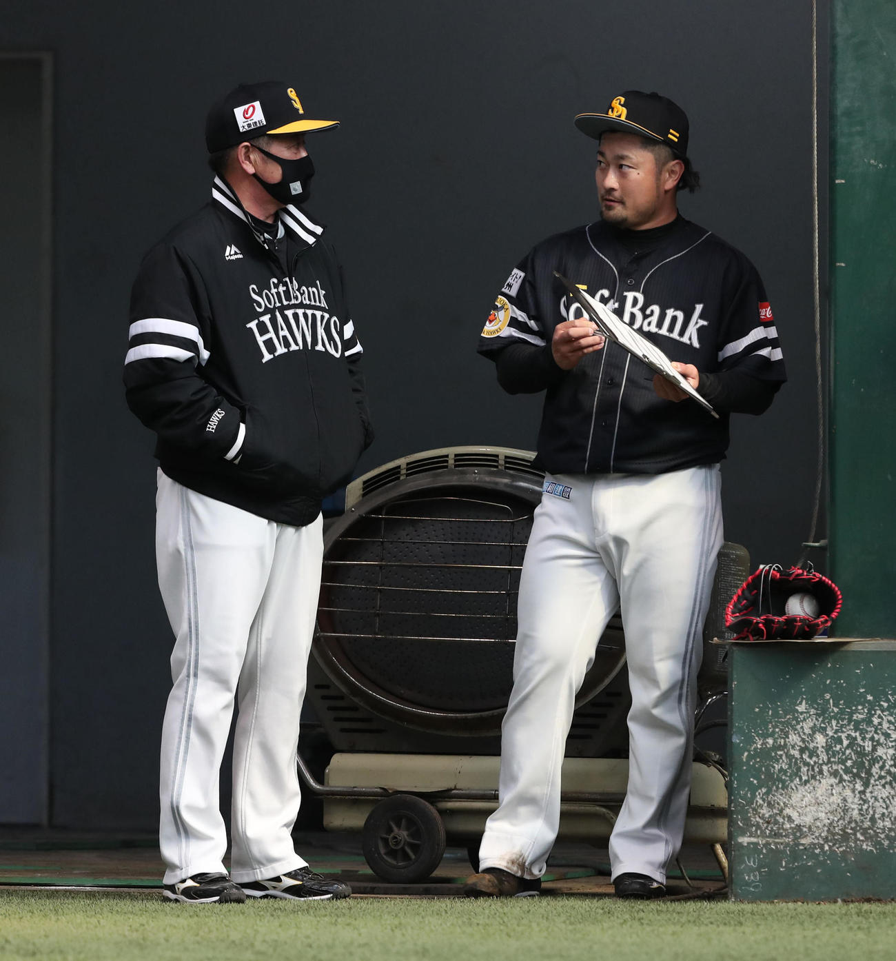 ブルペンで投げ終えた森は工藤監督と話をする（代表撮影）