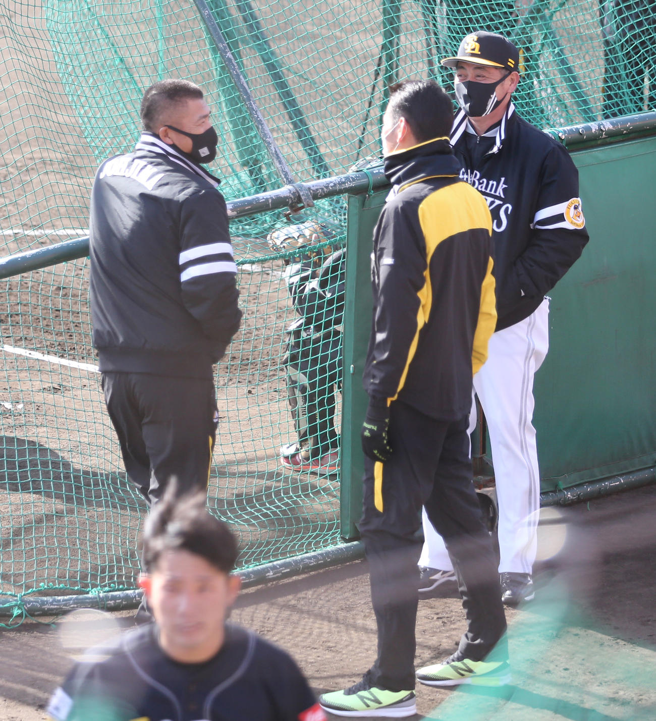 打撃練習中に談笑する城島球団会長付特別アドバイザー（左端）と工藤監督（右端）（撮影・菊川光一）