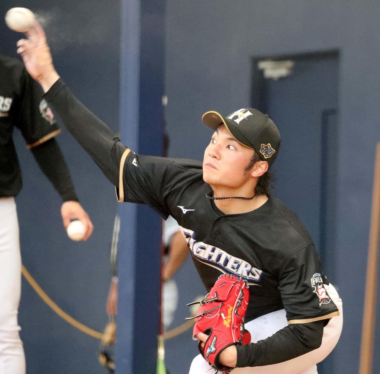 ブルペンで投球する日本ハム伊藤（撮影・佐藤翔太）