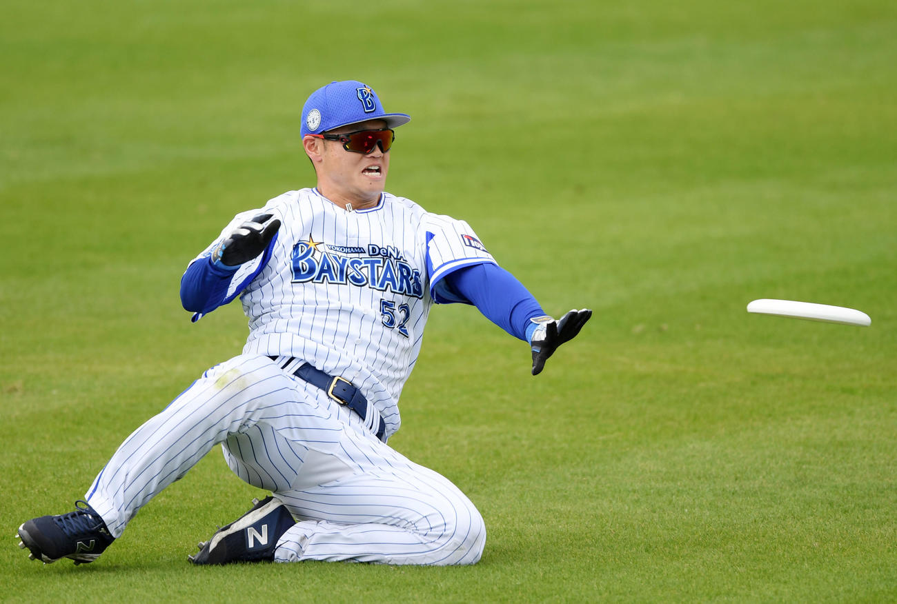 フライングディスクをキャッチするDeNA細川（撮影・横山健太）