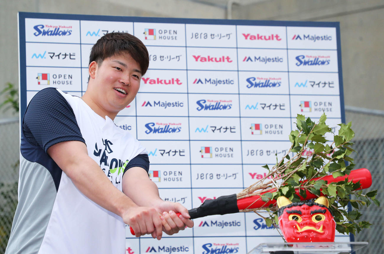21歳の誕生日を迎えたヤクルト村上は、柊の付いたバットを手に厄払いする（撮影・河田真司）