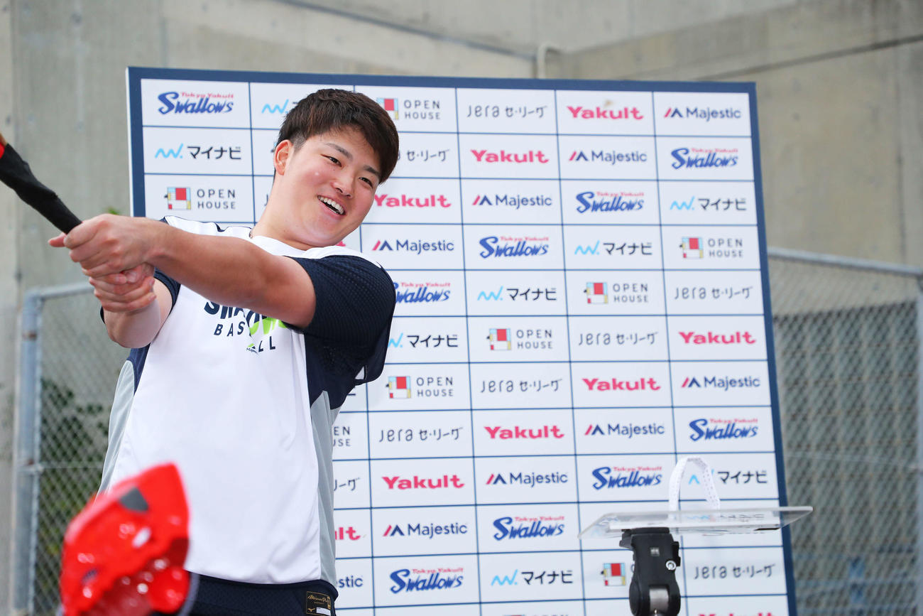 21歳の誕生日を迎えたヤクルト村上は、柊の付いたバットで鬼の面にスイングし厄払いする（撮影・河田真司）