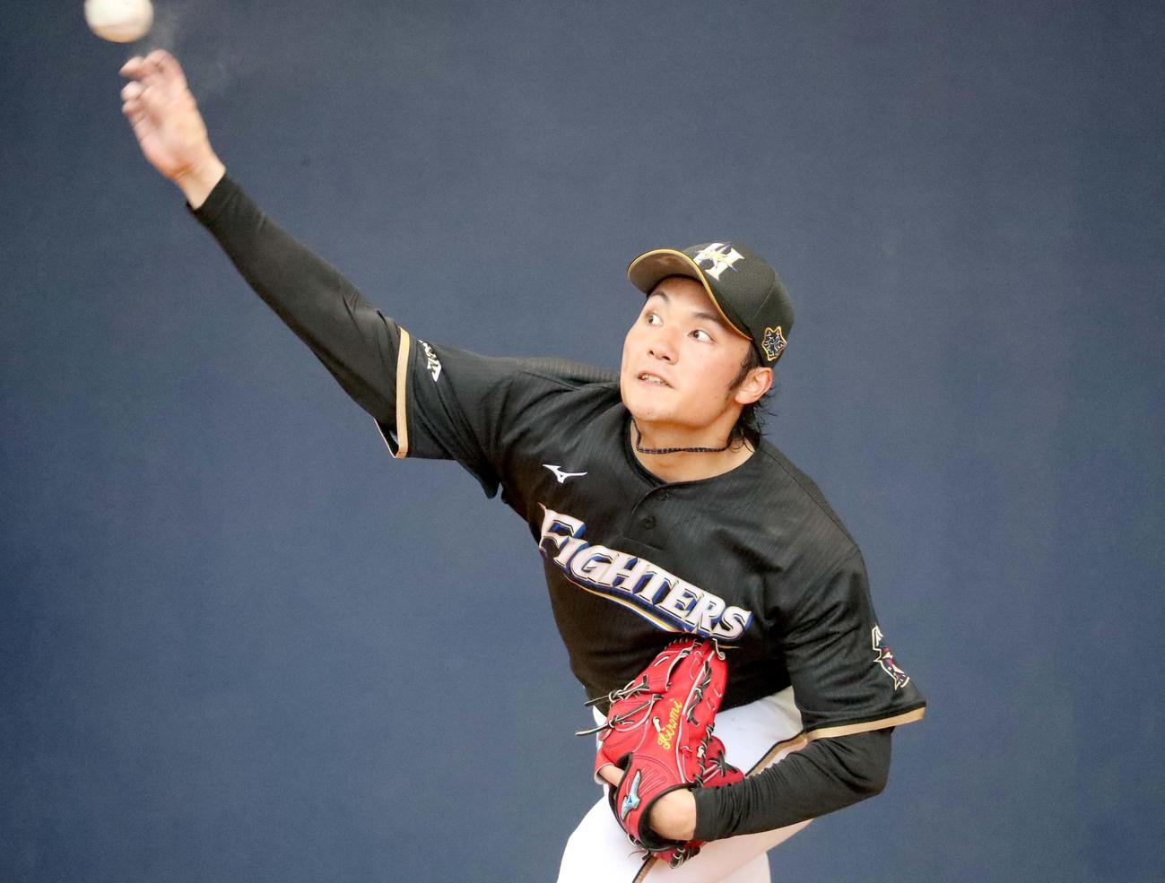 ブルペンで投球する日本ハム伊藤（撮影・佐藤翔太）