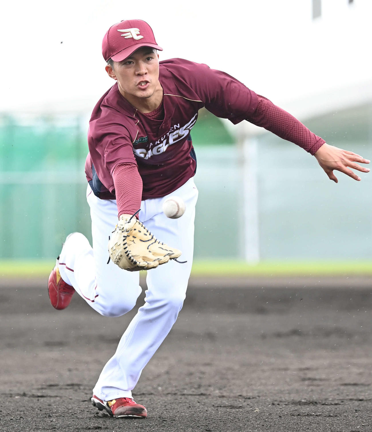 投内連係で捕手へグラブトスする楽天早川（撮影・山崎安昭）