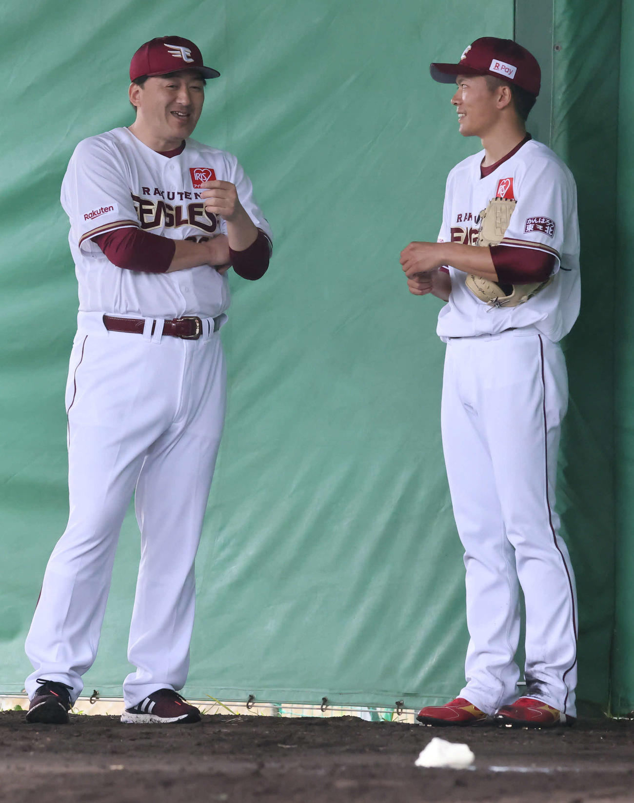 ブルペン投球を終えた楽天早川（右）は石井GM兼監督と談笑する