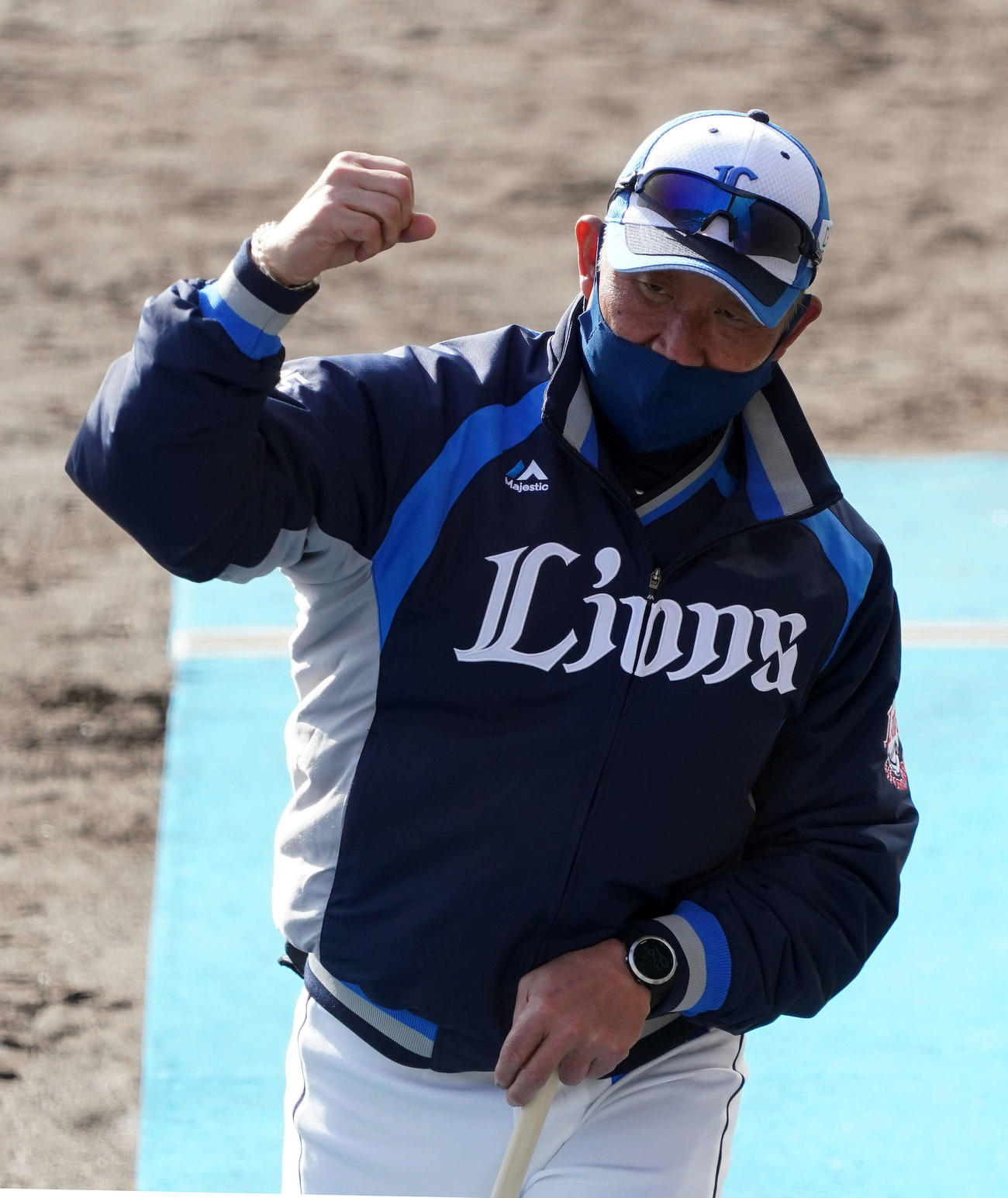 ベンチに座った西武今井に身振りで指導する西武辻監督（撮影・滝沢徹郎）