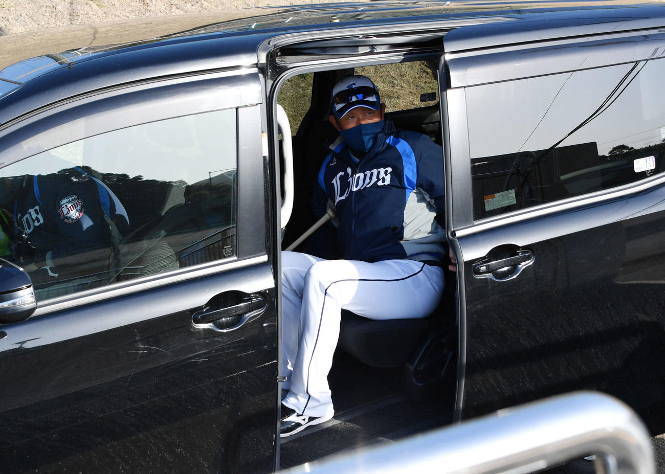 特守の指導を終え車に乗り込み引き揚げる西武辻監督（撮影・滝沢徹郎）