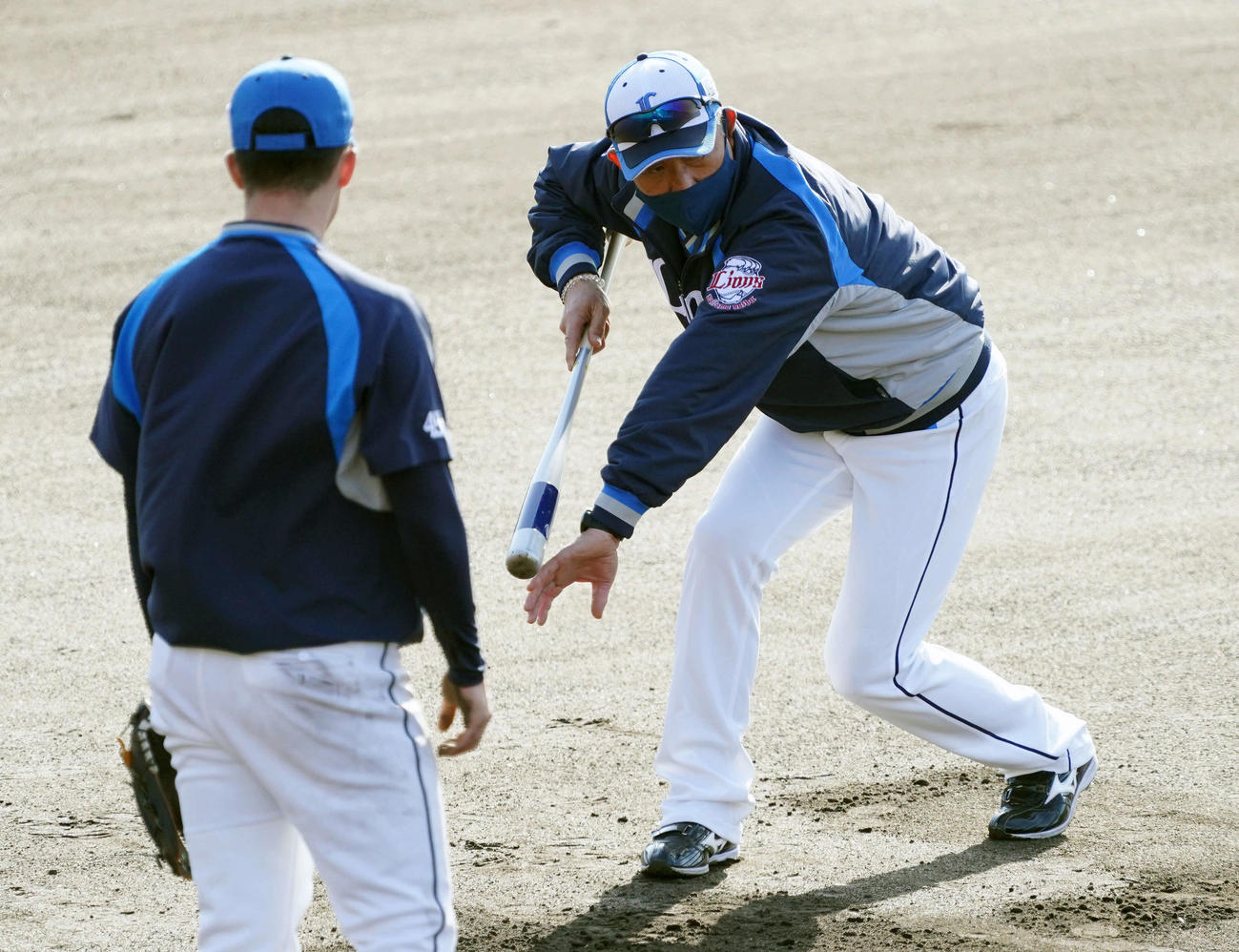 特守する西武ブランドン（手前）を指導する辻監督（撮影・滝沢徹郎）