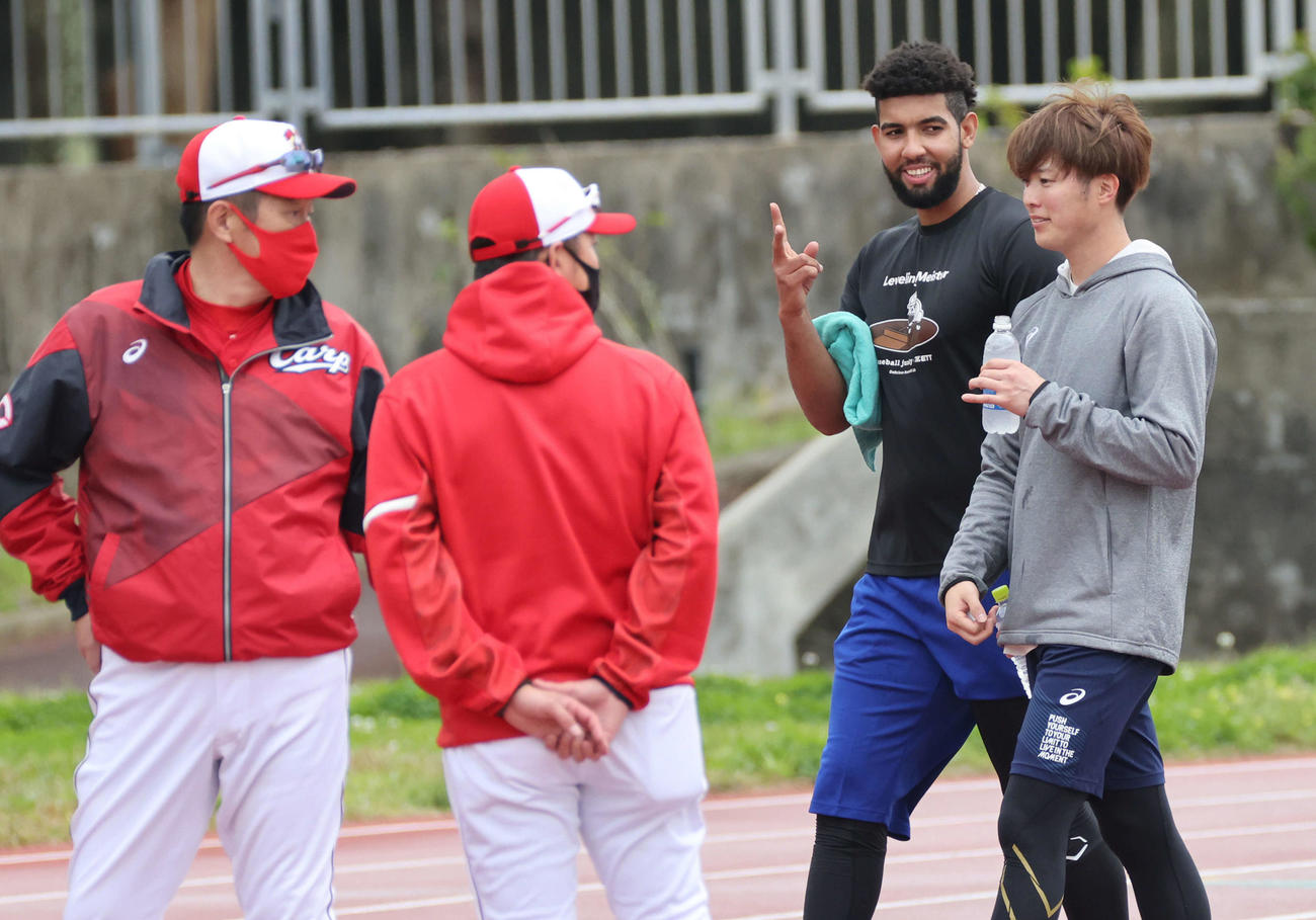 陸上競技場での練習を終えたコロニエル（右から2人目）と森下（右）。左は佐々岡監督（撮影・加藤孝規）