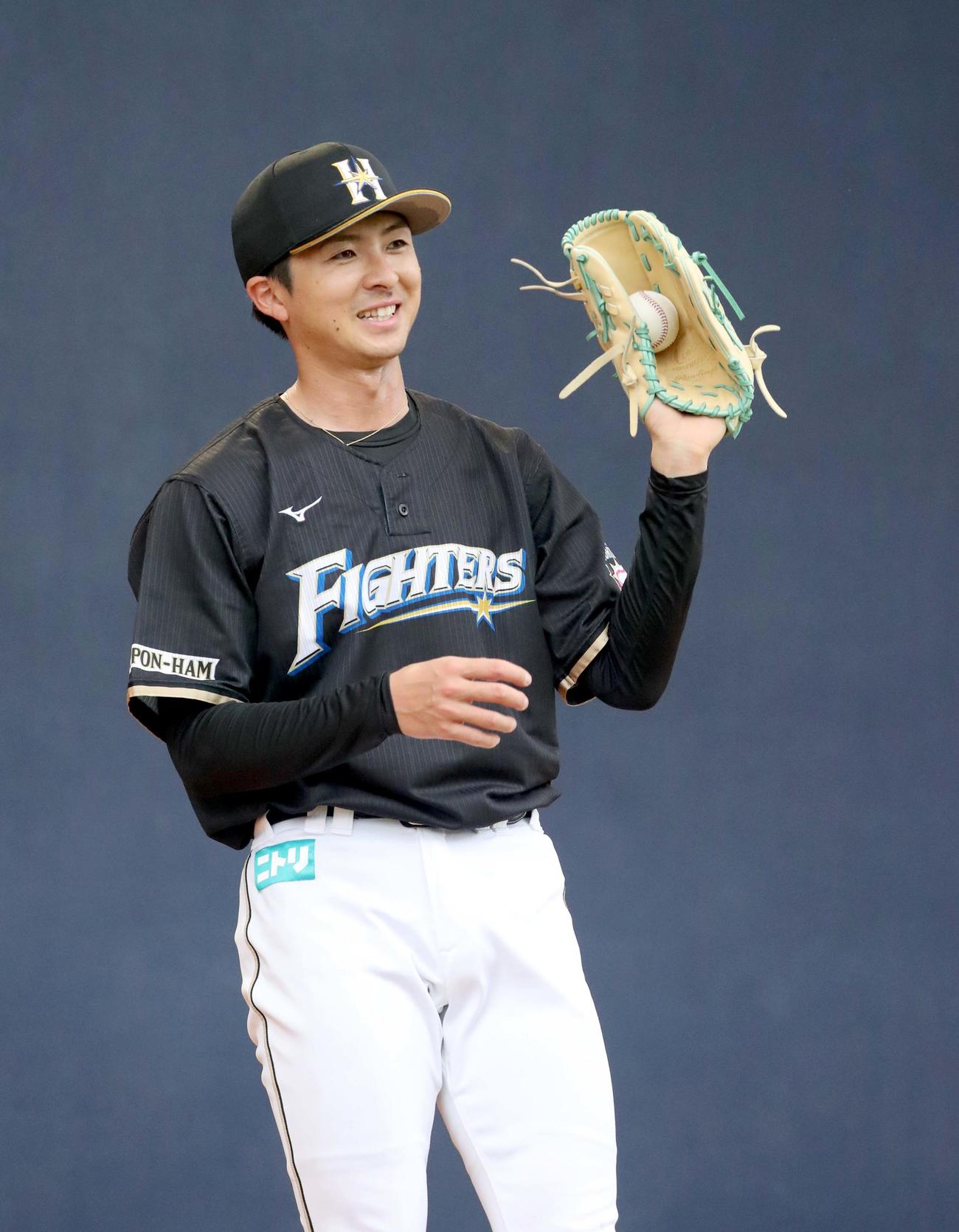 ブルペンで笑顔を見せる日本ハム上沢（撮影・佐藤翔太）