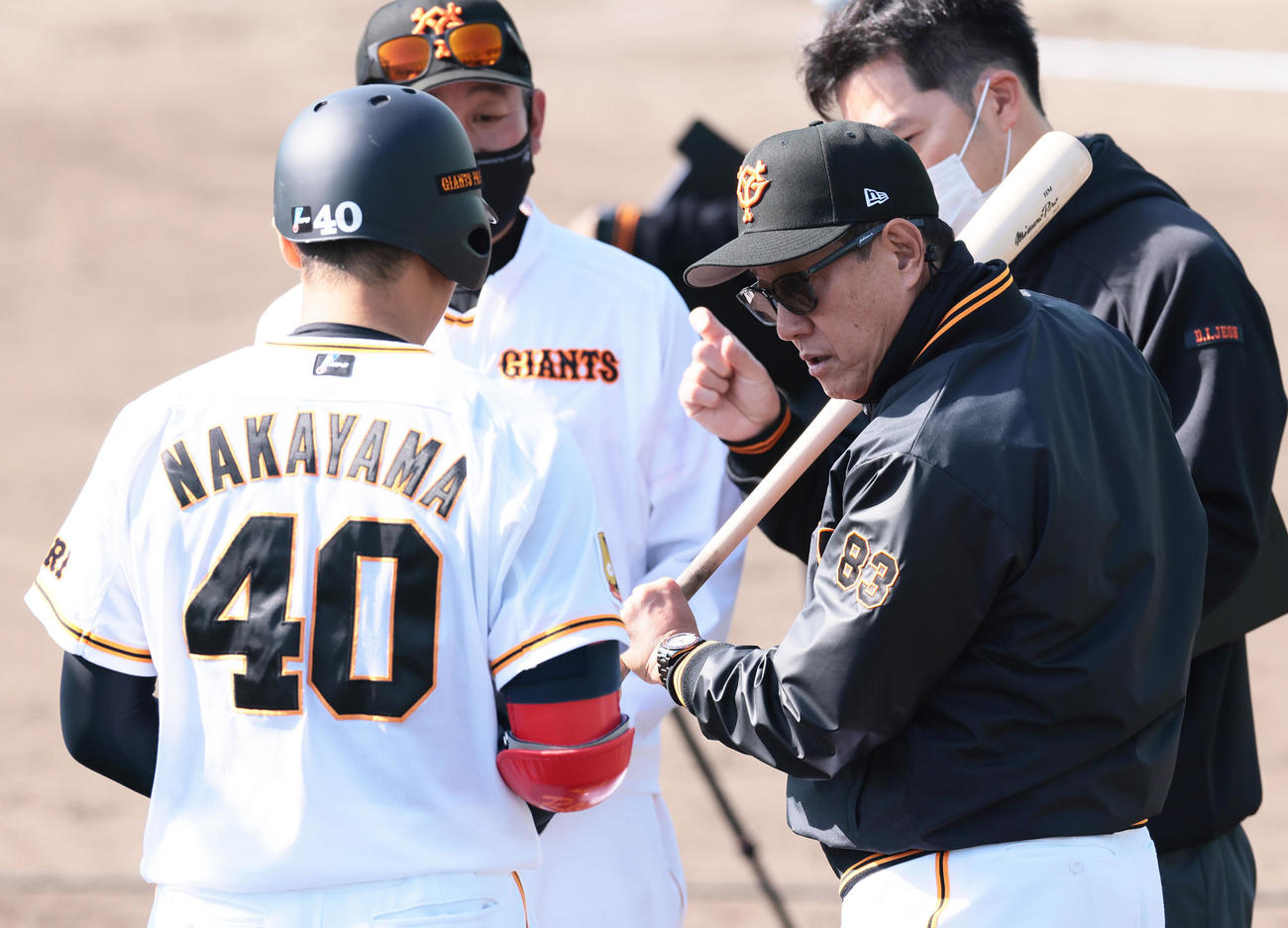 巨人原監督（右）は2軍の練習を視察し中山に声をかける（撮影・足立雅史）