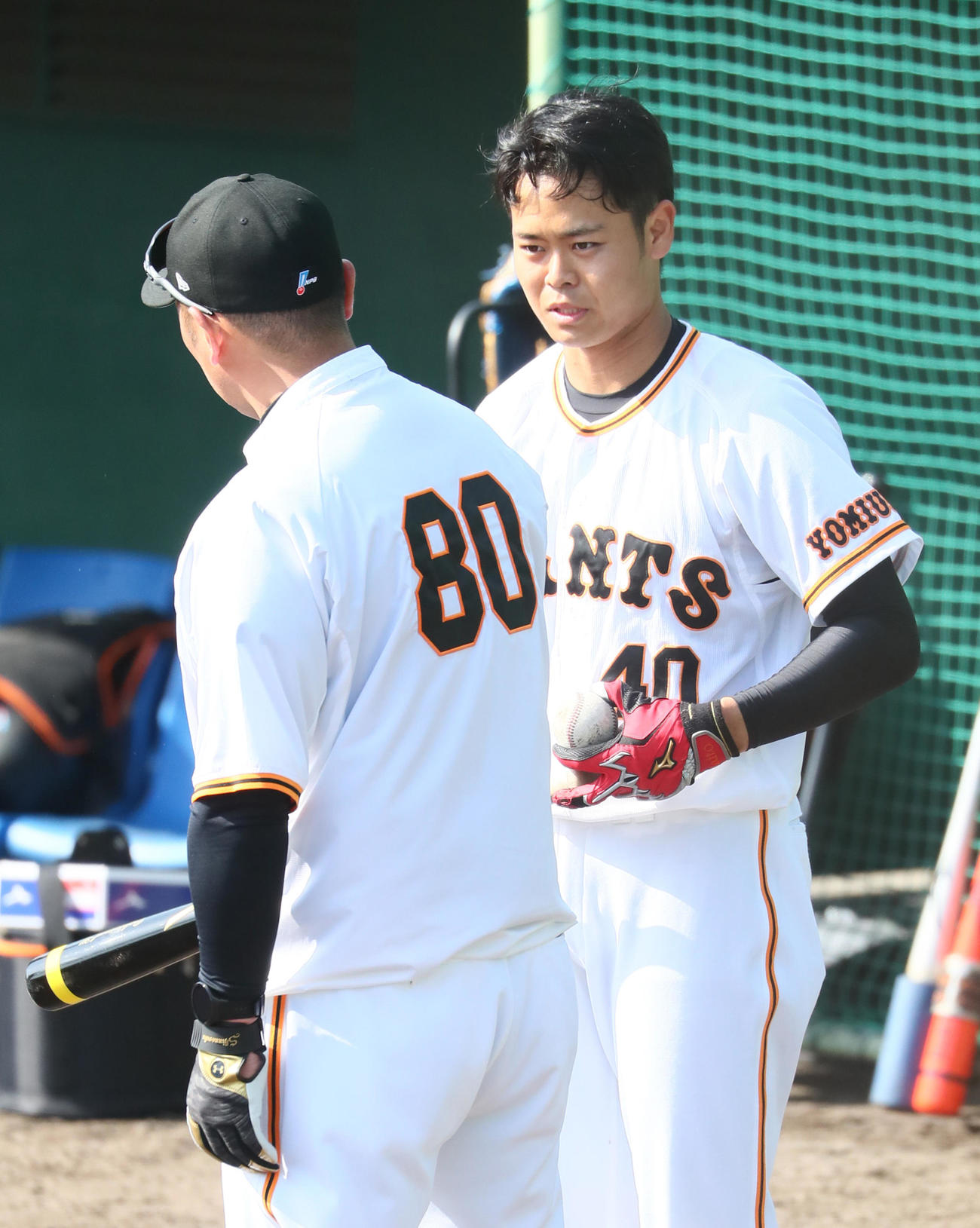 巨人阿部2軍監督（左）から指導を受ける中山（撮影・足立雅史）