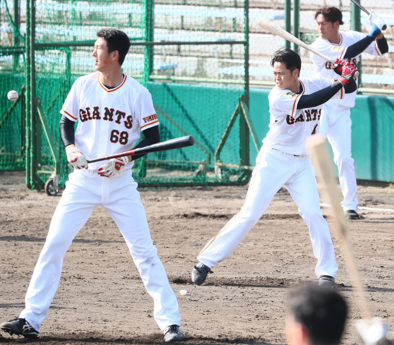 ロングティー打撃を行う巨人の秋広（左）と中山（中央）（撮影・足立雅史）