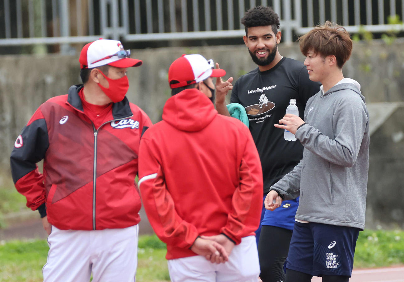 陸上競技場での練習を終えた広島コルニエル（右から2人目）と森下（右）。左は佐々岡監督（撮影・加藤孝規）