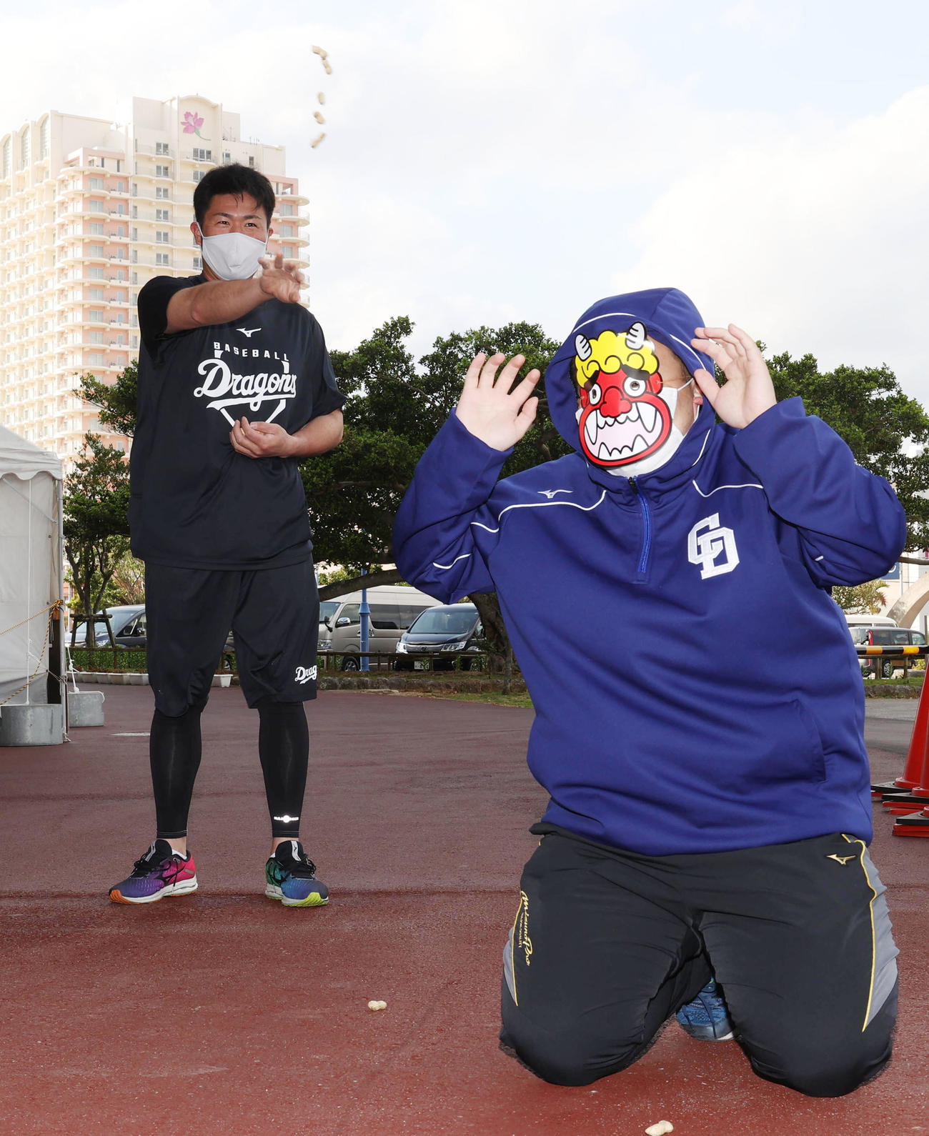 練習終了後、節分の豆をまく中日木下拓哉（現場代表撮影）