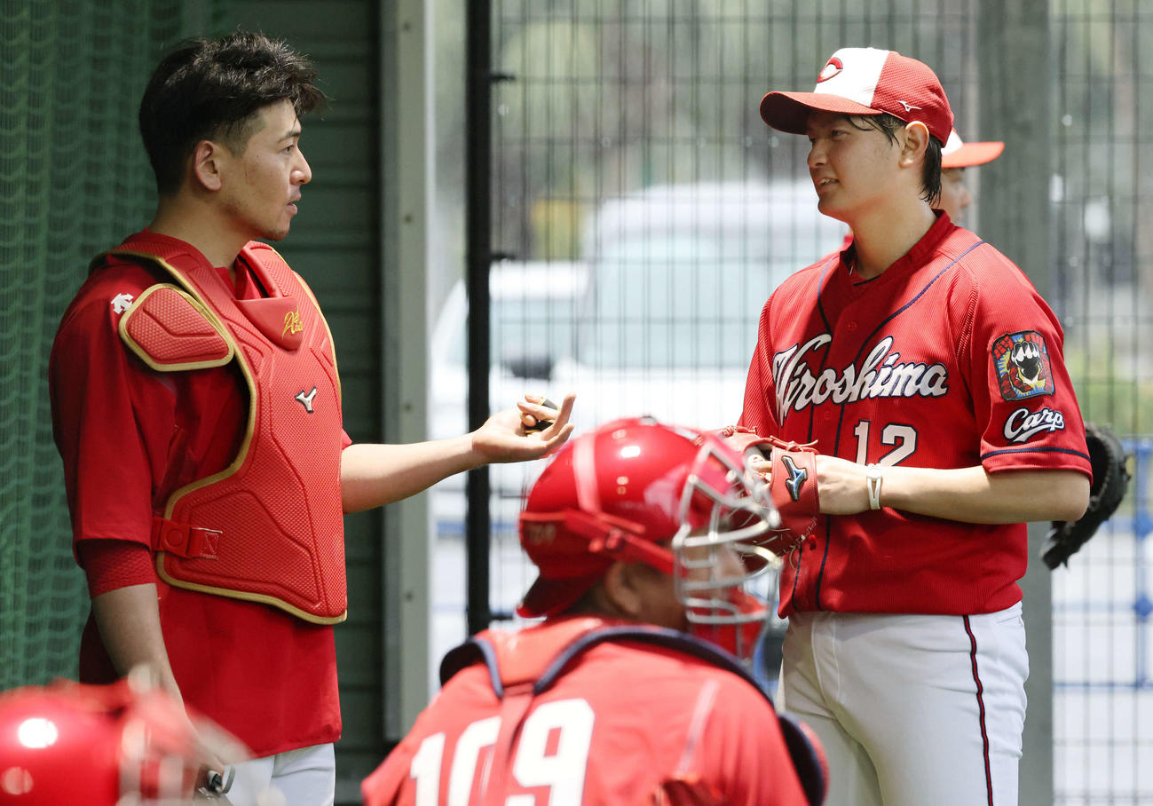 プロ野球広島沖縄キャンプ　ブルペンで投げたドラフト3位の大道（右）と会沢（左）（撮影・加藤孝規）