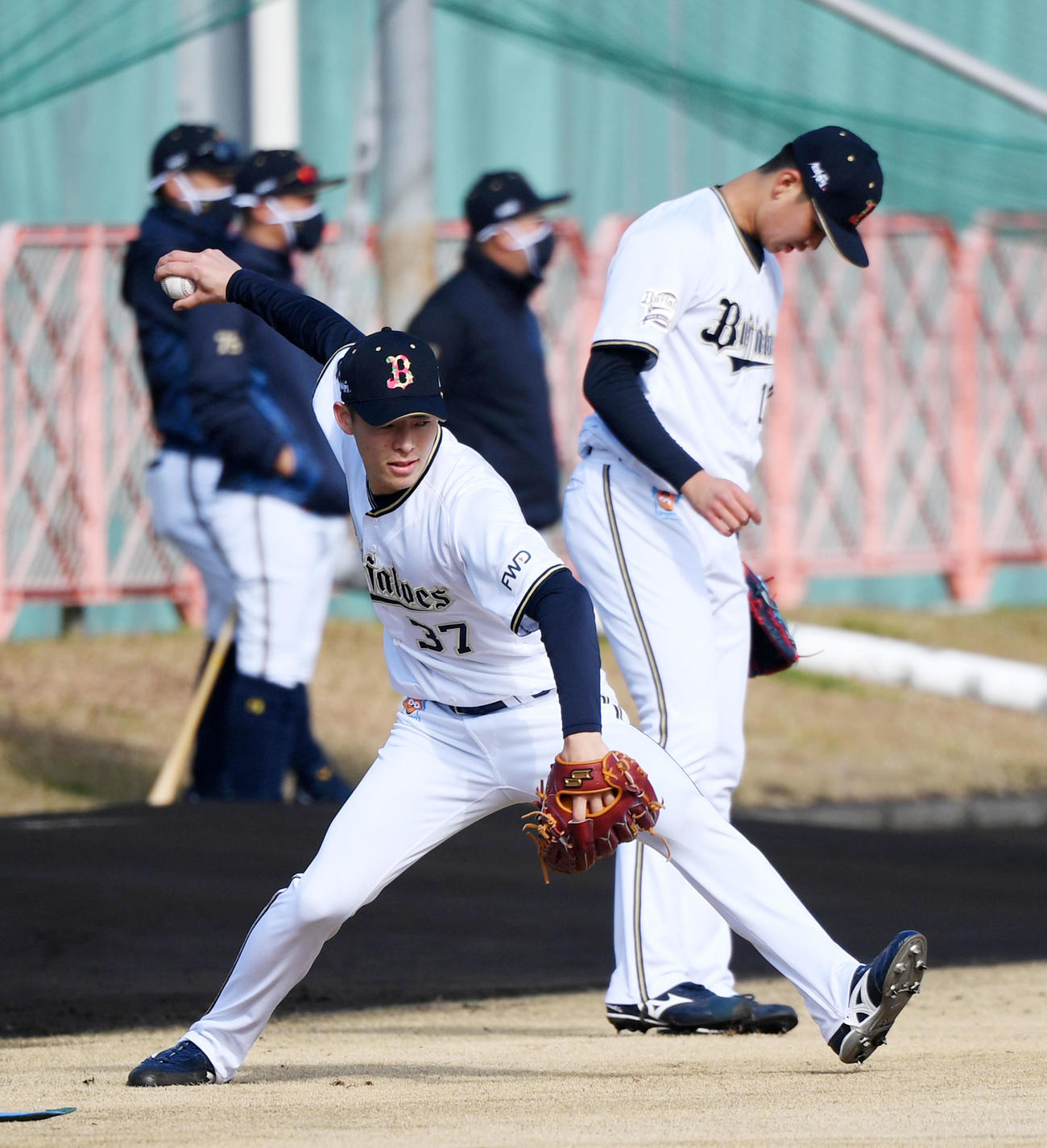 キャッチボールを行うオリックス中川颯（撮影・前岡正明）