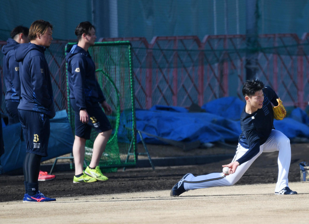オリックス中川颯（右）のキャッチボールを見る荒西（撮影・前岡正明）