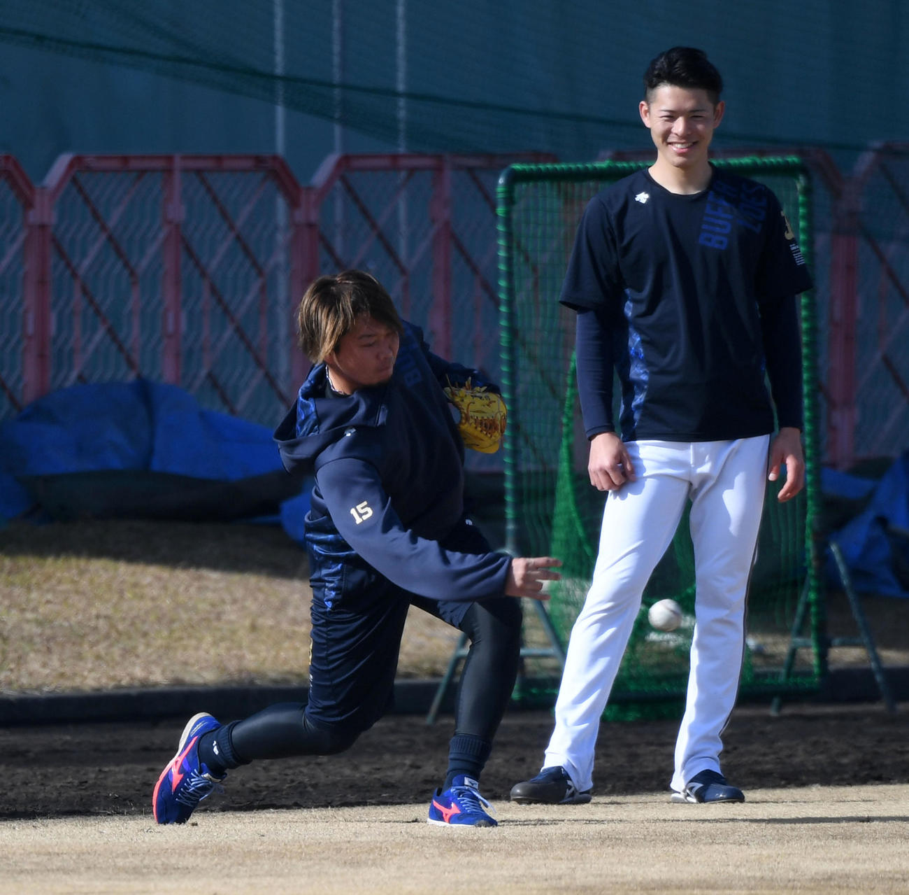 オリックス中川颯（左）のものまねをする荒西（撮影・前岡正明）