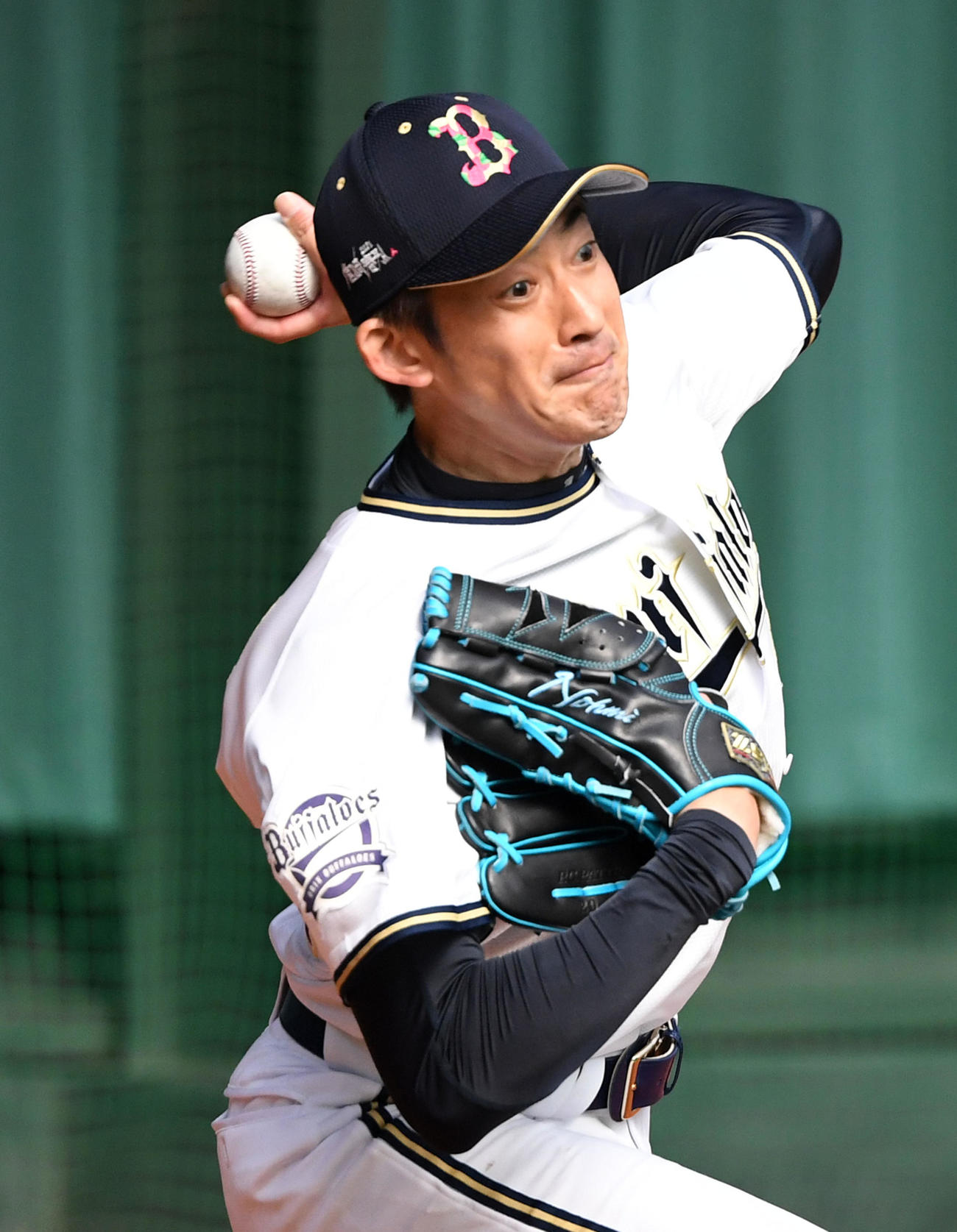 ブルペンで投球練習を行うオリックス能見（撮影・前岡正明）