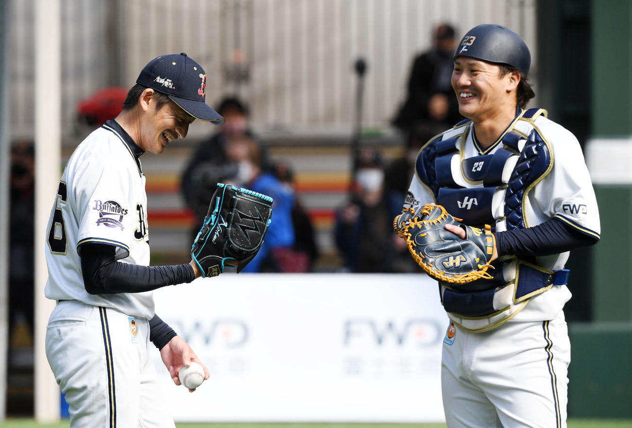 投球練習後、オリックス能見（左）は伏見と笑顔で話す（撮影・前岡正明）