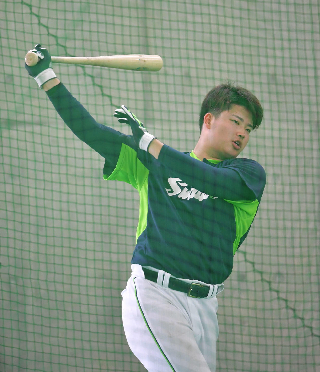 室内で打撃練習するヤクルト村上