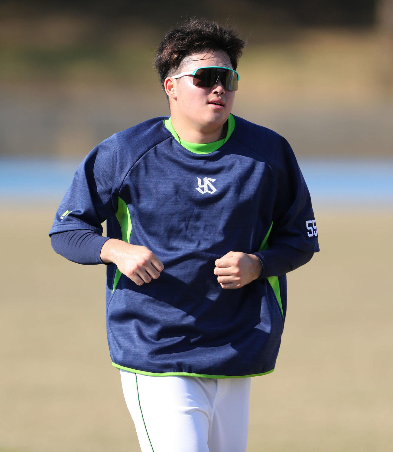 陸上競技場で走るヤクルト村上（撮影・河田真司）